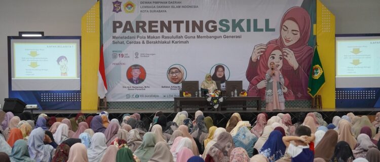 Ratusan peserta mengikuti Seminar Wanita DPD LDII Kota Surabaya di GSG Sabilurrosyidin Surabaya Minggu 197 Seminar membahas food parenting dan gizi seimbang sebagai bekal membangun generasi sehat Foto LINES Surabaya