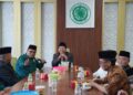 Ketua DPW LDII Jawa Timur Moch Amrodji Konawi bersama jajaran berdialog dengan Ketua Umum MUI Jawa Timur Kiai Abd Halim Soebahar di Kantor MUI Jawa Timur Surabaya Rabu 227 Foto LINES Jatim