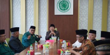 silaturahimldiidenganmuijawatimur | LDII JAWA TIMUR Ketua DPW LDII Jawa Timur Moch Amrodji Konawi bersama jajaran berdialog dengan Ketua Umum MUI Jawa Timur Kiai Abd Halim Soebahar di Kantor MUI Jawa Timur Surabaya Rabu 227 Foto LINES Jatim