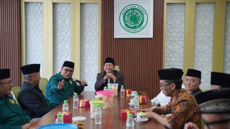 silaturahimldiidenganmuijawatimur | LDII JAWA TIMUR Ketua DPW LDII Jawa Timur Moch Amrodji Konawi bersama jajaran berdialog dengan Ketua Umum MUI Jawa Timur Kiai Abd Halim Soebahar di Kantor MUI Jawa Timur Surabaya Rabu 227 Foto LINES Jatim