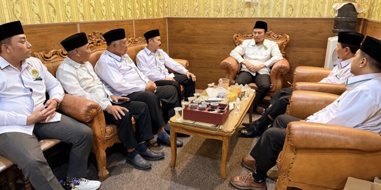 Kepala Kantor Kemenag Kabupaten Gresik M Ali Faiq menerima silaturahim jajaran pengurus DPD LDII Kabupaten Gresik di Kantor Kemenag Gresik Selasa 2872026 Foto LINES Gresik