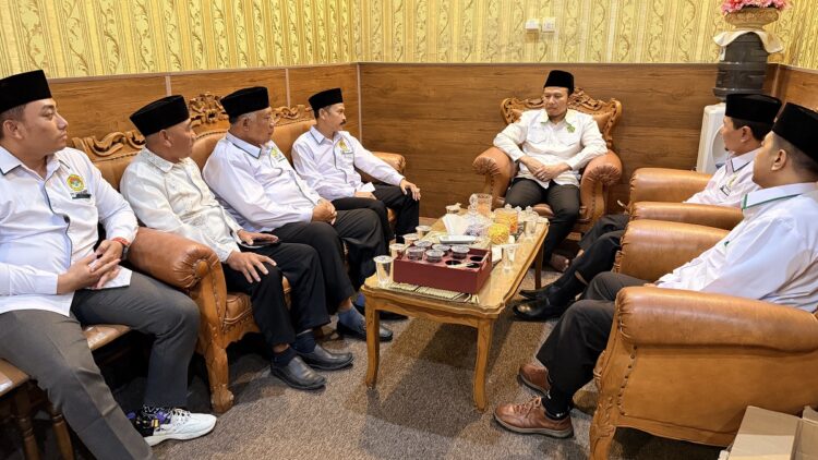 silaturahimldiigresikdengankemenag | LDII JAWA TIMUR Kepala Kantor Kemenag Kabupaten Gresik M Ali Faiq menerima silaturahim jajaran pengurus DPD LDII Kabupaten Gresik di Kantor Kemenag Gresik Selasa 2872026 Foto LINES Gresik