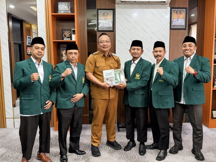 Ketua DPD LDII Kabupaten Gresik Khusnul Hamidi ketiga kanan menyerahkan tiga buku kepada Wakil Bupati Gresik Asluchul Alif usai audiensi terdiri atas dua buku karya Ahmad Ali serta buku Pedoman Ibadah LDII