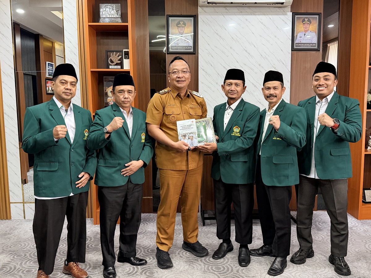 wakilbupatigresikbersamapengurusldii | LDII JAWA TIMUR Ketua DPD LDII Kabupaten Gresik Khusnul Hamidi ketiga kanan menyerahkan tiga buku kepada Wakil Bupati Gresik Asluchul Alif usai audiensi terdiri atas dua buku karya Ahmad Ali serta buku Pedoman Ibadah LDII