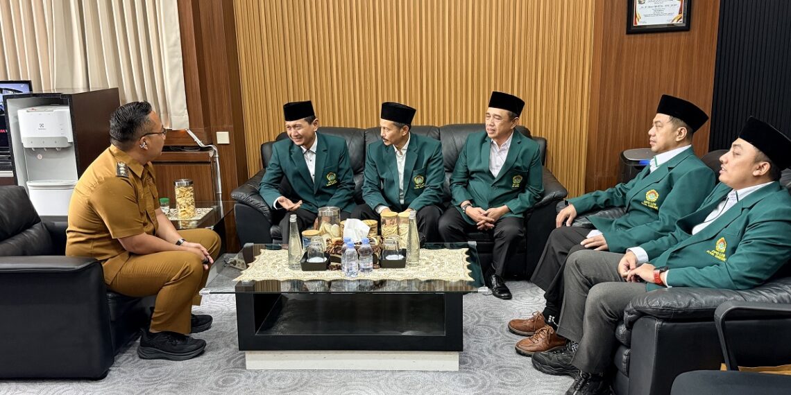 wakilbupatigresikterimasilaturahimpengurusldii | LDII JAWA TIMUR Ketua DPD LDII Kabupaten Gresik Khusnul Hamidi menyampaikan program pengabdian organisasi saat bersilaturahim dengan Wakil Bupati Gresik Asluchul Alif Selasa 2872026 Foto LINES Gresik
