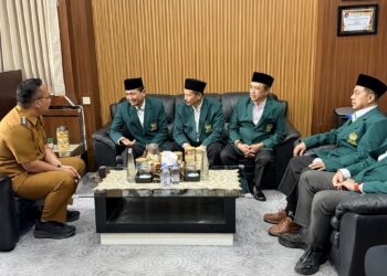wakilbupatigresikterimasilaturahimpengurusldii | LDII JAWA TIMUR Ketua DPD LDII Kabupaten Gresik Khusnul Hamidi menyampaikan program pengabdian organisasi saat bersilaturahim dengan Wakil Bupati Gresik Asluchul Alif Selasa 2872026 Foto LINES Gresik