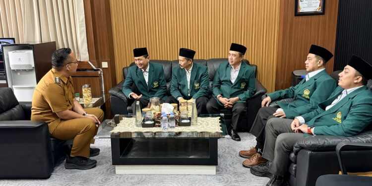 wakilbupatigresikterimasilaturahimpengurusldii | LDII JAWA TIMUR Ketua DPD LDII Kabupaten Gresik Khusnul Hamidi menyampaikan program pengabdian organisasi saat bersilaturahim dengan Wakil Bupati Gresik Asluchul Alif Selasa 2872026 Foto LINES Gresik