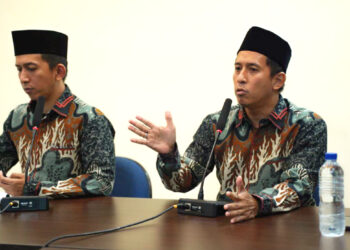 Dokter spesialis kesehatan jiwa Riko Lazuardi kanan menjelaskan pentingnya skrining psikologis dan rujukan kepada tenaga kesehatan bagi korban maupun pelaku perundungan Minggu 1272026 Foto LINES Jatim