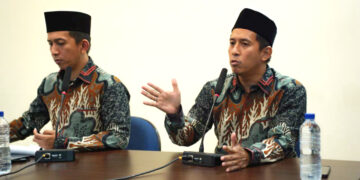 Dokter spesialis kesehatan jiwa Riko Lazuardi kanan menjelaskan pentingnya skrining psikologis dan rujukan kepada tenaga kesehatan bagi korban maupun pelaku perundungan Minggu 1272026 Foto LINES Jatim