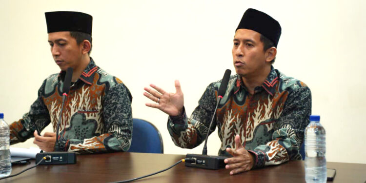 webinarpencegahanperundunganldiijatim | LDII JAWA TIMUR Dokter spesialis kesehatan jiwa Riko Lazuardi kanan menjelaskan pentingnya skrining psikologis dan rujukan kepada tenaga kesehatan bagi korban maupun pelaku perundungan Minggu 1272026 Foto LINES Jatim