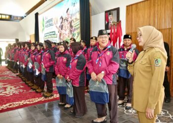 Bupati Banyuwangi Ipuk Fiestiandani melepas kontingen Kwarcab Banyuwangi untuk mengikuti Jambore Nasional ke-12 di Cibubur, Senin (10/8/2026).