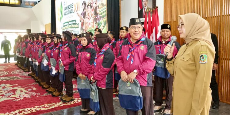 BupatiIpukmelepaskontingenkwarcabBanyuwangimengikutiJamboreNasional | LDII JAWA TIMUR Bupati Banyuwangi Ipuk Fiestiandani melepas kontingen Kwarcab Banyuwangi untuk mengikuti Jambore Nasional ke 12 di Cibubur Senin 1082026
