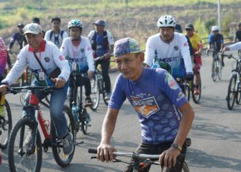 Pesepeda mengikuti rute Jamnas 2 Mbahman Gowes Sejagat (MGS) di Kediri, Jawa Timur, Minggu (23/8/2026). Kegiatan ini diikuti lebih dari 1.400 pesepeda dari berbagai daerah di Indonesia. Foto: LINES Kediri