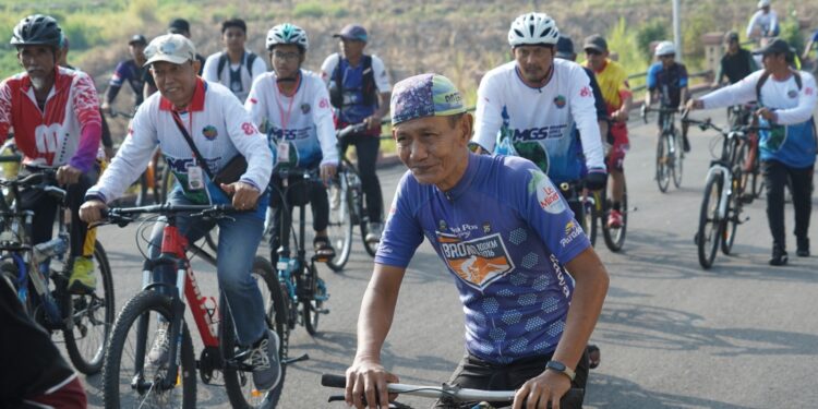 Gowesjamnasgmsdikediri | LDII JAWA TIMUR Pesepeda mengikuti rute Jamnas 2 Mbahman Gowes Sejagat MGS di Kediri Jawa Timur Minggu 2382026 Kegiatan ini diikuti lebih dari 1400 pesepeda dari berbagai daerah di Indonesia Foto LINES Kediri
