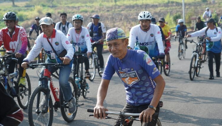 Pesepeda mengikuti rute Jamnas 2 Mbahman Gowes Sejagat MGS di Kediri Jawa Timur Minggu 2382026 Kegiatan ini diikuti lebih dari 1400 pesepeda dari berbagai daerah di Indonesia Foto LINES Kediri