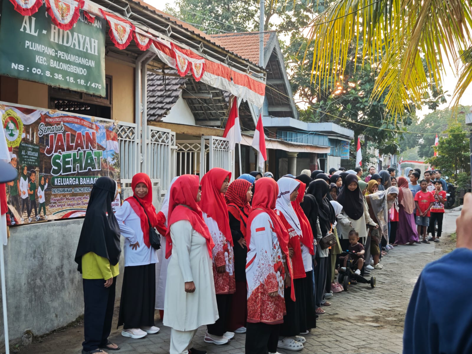 JalanSehatHUTKe81RILDIIPenambangan | LDII JAWA TIMUR Warga LDII Desa Penambangan berbaris sebelum mengikuti Jalan Sehat Keluarga Bahagia