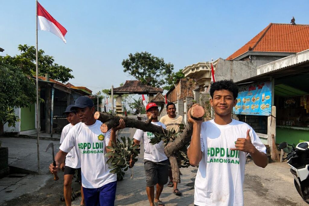 Warga LDII bergotong royong mengangkut dahan pohon hasil kerja bakti