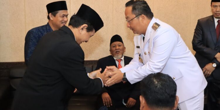 KetuaLDIIGresikBersamaWakilBupati | LDII JAWA TIMUR Ketua DPD LDII Gresik Khusnul Hamidi kiri berjabat tangan dengan Wakil Bupati Gresik Asluchul Alif usai menghadiri rangkaian peringatan HUT ke 81 Kemerdekaan RI di Kabupaten Gresik Senin 1782026 Foto LINES Gresik