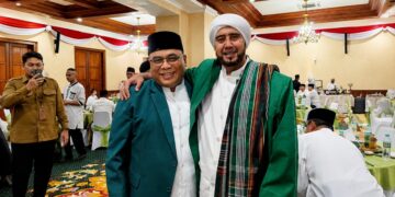 Ketua DPW LDII Jawa Timur Moch Amrodji Konawi bersama Habib Syech menghadiri dzikir sholawat dan doa bersama di Grahadi Surabaya Sabtu 882026 malam Foto LINES Jatim