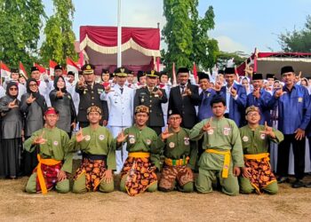 Pengurus PC LDII Babat bersama Wanita LDII dan pendekar PERSINAS ASAD mengabadikan momen bersama jajaran Forkopimcam dan peserta upacara usai mengikuti Upacara HUT ke 81 RI di Lapangan Sawunggaling Babat Senin 1782026 Foto LINES Lamongan