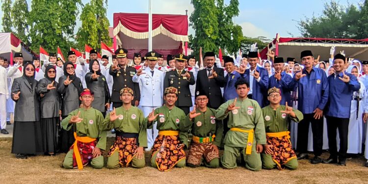 LDIIBabatIkutiUpacaraHUTke81RIdiLapanganSawunggaling | LDII JAWA TIMUR Pengurus PC LDII Babat bersama Wanita LDII dan pendekar PERSINAS ASAD mengabadikan momen bersama jajaran Forkopimcam dan peserta upacara usai mengikuti Upacara HUT ke 81 RI di Lapangan Sawunggaling Babat Senin 1782026 Foto LINES Lamongan
