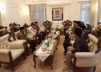 di ruang tamu pendopo. Pengurus LDII Kabupaten Jombang melakukan audiensi dengan Bupati Jombang Warsubi di ruang tamu Pendopo Kabupaten Jombang, Kamis (13/8/2026). Foto: LINES Jombang