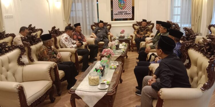 LDIIJombangSiapkanTimMedisuntukMuktamarke36NUdiTambakberas | LDII JAWA TIMUR di ruang tamu pendopo Pengurus LDII Kabupaten Jombang melakukan audiensi dengan Bupati Jombang Warsubi di ruang tamu Pendopo Kabupaten Jombang Kamis 1382026 Foto LINES Jombang