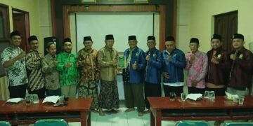 LDIILamonganSilaturahimkePCNULamongan | LDII JAWA TIMUR Pengurus DPD LDII Lamongan mengabadikan momen bersama jajaran PCNU Lamongan dalam silaturahim menjelang Muktamar ke 35 NU Minggu 2382026 Foto LINES Lamongan
