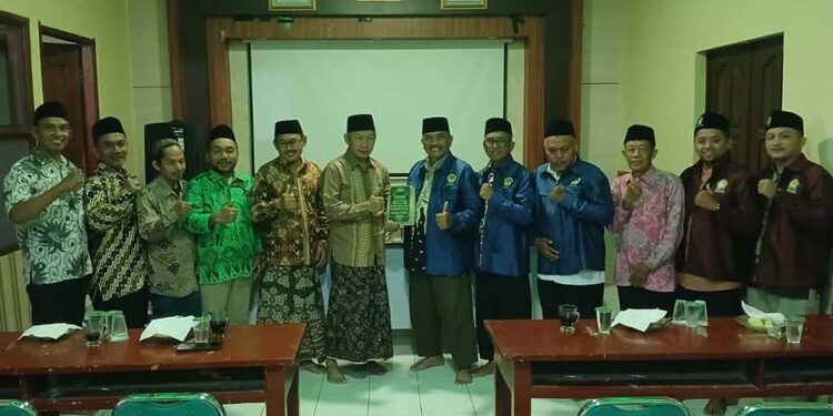 LDIILamonganSilaturahimkePCNULamongan | LDII JAWA TIMUR Pengurus DPD LDII Lamongan mengabadikan momen bersama jajaran PCNU Lamongan dalam silaturahim menjelang Muktamar ke 35 NU Minggu 2382026 Foto LINES Lamongan