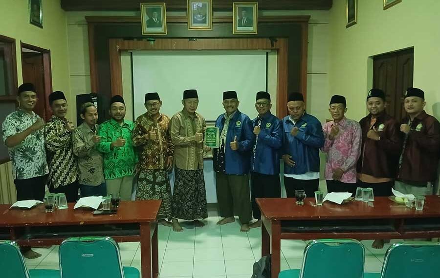 LDIILamonganSilaturahimkePCNULamongan | LDII JAWA TIMUR Pengurus DPD LDII Lamongan mengabadikan momen bersama jajaran PCNU Lamongan dalam silaturahim menjelang Muktamar ke 35 NU Minggu 2382026 Foto LINES Lamongan