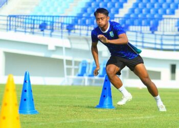 Pemain Persela Lamongan Muhammad Shobrian Widyansyah saat menjalani latihan fisik di lapangan Minggu 982026 Foto ligaindonesiabarucom