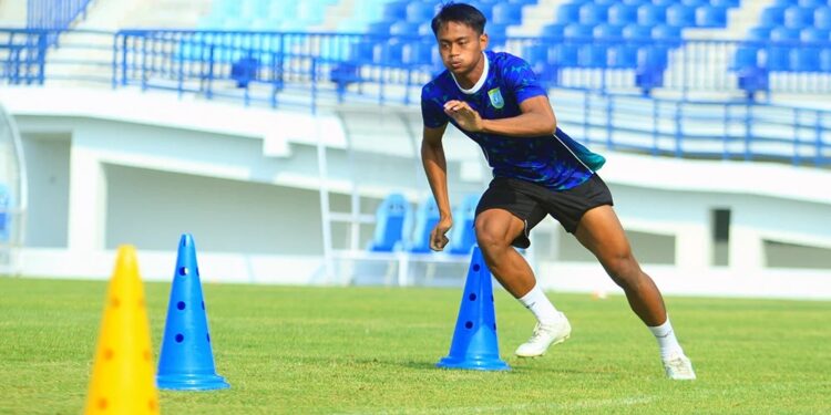 MuhammadShobrianWidyansyahPerselaLamongan | LDII JAWA TIMUR Pemain Persela Lamongan Muhammad Shobrian Widyansyah saat menjalani latihan fisik di lapangan Minggu 982026 Foto ligaindonesiabarucom