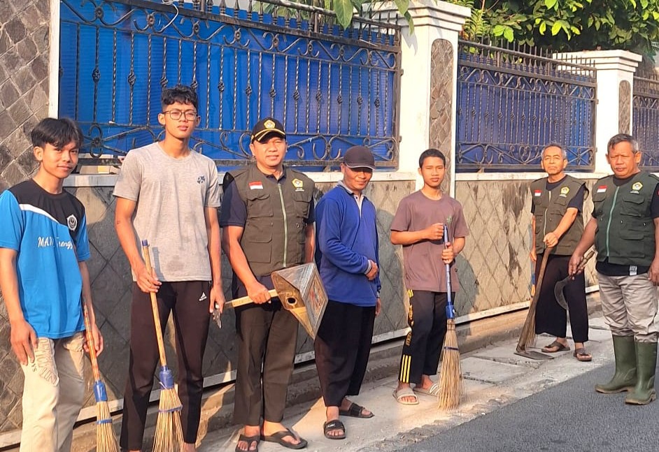 Peserta kerja bakti PC LDII Mojoroto mengabadikan momen usai membersihkan lingkungan sekitar pesantren
