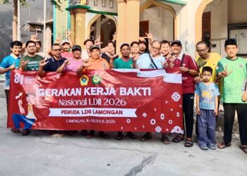 Pemuda dan warga LDII Lamongan mengikuti kerja bakti nasional di kompleks Masjid An-Nur, Minggu (16/8/2026). Foto: LINES Lamongan