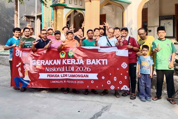 Pemuda dan warga LDII Lamongan mengikuti kerja bakti nasional di kompleks Masjid An Nur Minggu 1682026 Foto LINES Lamongan