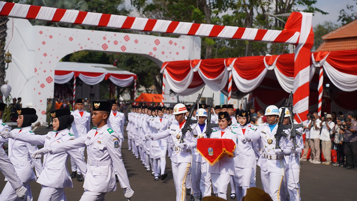PaskibrakaJawaTimurpadaupacaraHUTKe81RIdiGrahadi | LDII JAWA TIMUR Pasukan Pengibar Bendera Pusaka Paskibraka Jawa Timur menjalankan tugas dalam upacara peringatan HUT ke 81 Kemerdekaan RI