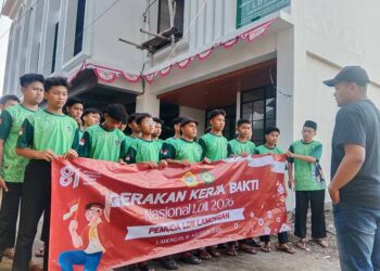 Pemuda LDII Lamongan mengikuti kegiatan Gerakan Kerja Bakti Nasional LDII 2026 di Kompleks Gedung DPD LDII Lamongan Minggu 1682026 dalam rangka menyambut HUT ke 81 Kemerdekaan RI Foto LINES Lamongan