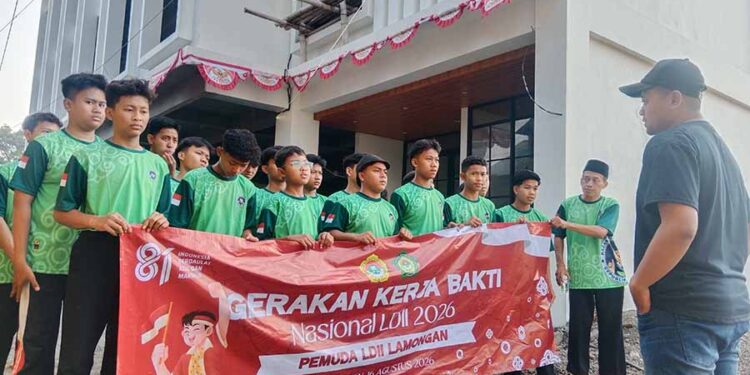 Pemuda LDII Lamongan mengikuti kegiatan Gerakan Kerja Bakti Nasional LDII 2026 di Kompleks Gedung DPD LDII Lamongan Minggu 1682026 dalam rangka menyambut HUT ke 81 Kemerdekaan RI Foto LINES Lamongan