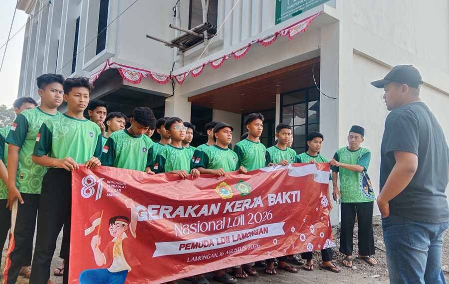 Pemuda LDII Lamongan mengikuti kegiatan Gerakan Kerja Bakti Nasional LDII 2026 di Kompleks Gedung DPD LDII Lamongan Minggu 1682026 dalam rangka menyambut HUT ke 81 Kemerdekaan RI Foto LINES Lamongan