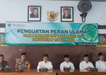 Pengukuhan kepengurusan MUI Kecamatan Perak periode 2026–2031 berlangsung di Pendopo Kecamatan Perak, Jombang, Rabu (29/7/2026). Enam warga LDII turut dipercaya menjadi bagian dari kepengurusan. Foto: LINES Jombang
