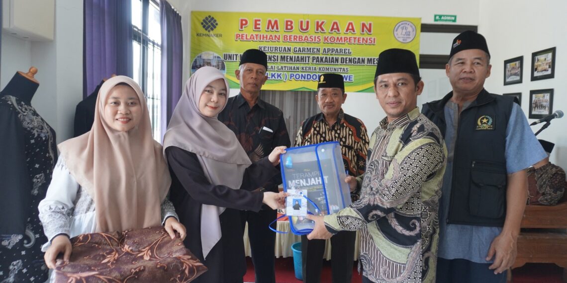 Kasi PD Pontren Kemenag Kabupaten Kediri Moh Saefurrizal secara simbolis menyerahkan buku pelatihan kepada peserta Pelatihan Menjahit Gelombang 7 BLKK Miftahul Huda Blawe Sabtu 882026 Foto LINES Kediri
