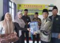 Kasi PD Pontren Kemenag Kabupaten Kediri Moh Saefurrizal secara simbolis menyerahkan buku pelatihan kepada peserta Pelatihan Menjahit Gelombang 7 BLKK Miftahul Huda Blawe Sabtu 882026 Foto LINES Kediri