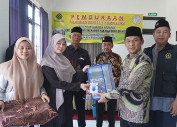 Kasi PD Pontren Kemenag Kabupaten Kediri Moh Saefurrizal secara simbolis menyerahkan buku pelatihan kepada peserta Pelatihan Menjahit Gelombang 7 BLKK Miftahul Huda Blawe Sabtu 882026 Foto LINES Kediri