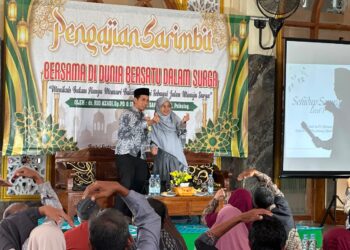 Rio Azadi dan Sovia Sahid menyampaikan materi tentang komunikasi dan keharmonisan rumah tangga dalam Pengajian Sarimbit Sehidup Sesurga di Babat, Lamongan, Minggu (26/7/2026). Foto: LINES Lamongan