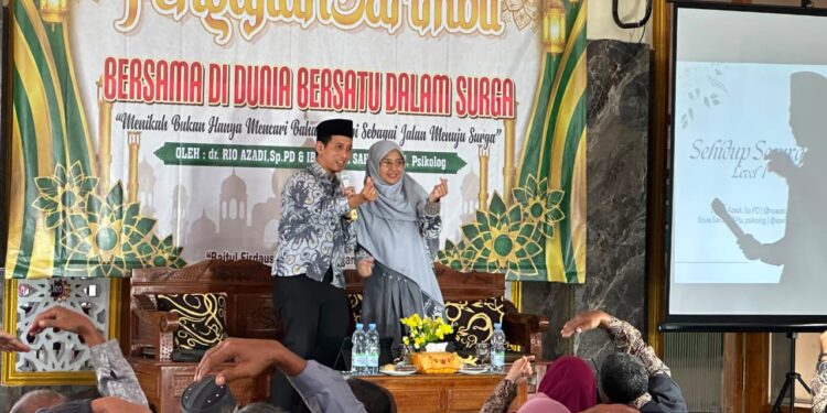 PemateriPengajianSarimbitLDIIBabat | LDII JAWA TIMUR Rio Azadi dan Sovia Sahid menyampaikan materi tentang komunikasi dan keharmonisan rumah tangga dalam Pengajian Sarimbit Sehidup Sesurga di Babat Lamongan Minggu 2672026 Foto LINES Lamongan