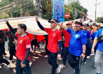 Pemuda LDII Kota Kediri mengikuti Kirab Merah Putih bersama 1147 peserta untuk memperingati HUT ke 81 RI Minggu 1692026 Foto LINES Kediri