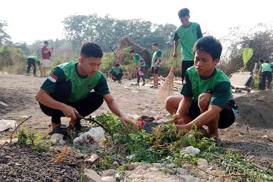 PemudaLDIILamonganGelarKerjaBaktiBersama | LDII JAWA TIMUR Pemuda LDII Lamongan membersihkan rumput liar saat kerja bakti menyambut HUT ke 81 RI