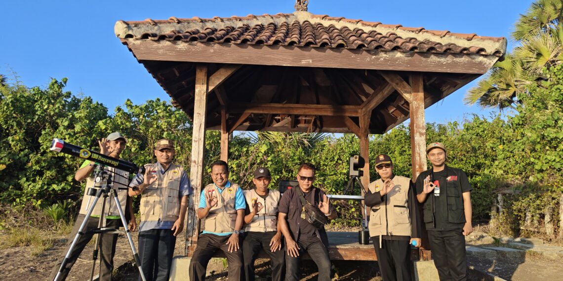 LDII Banyuwangi menggelar rukyatul hilal awal Rabiulawwal 1448 H di Pantai Pancur Kamis 1382026 Foto LINES Banyuwangi