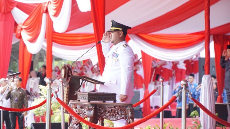 PeringatanHUTKe81RIdiGresik | LDII JAWA TIMUR Bupati Gresik Fandi Akhmad Yani saat memimpin upacara peringatan HUT ke 81 Kemerdekaan RI