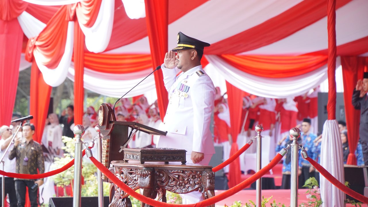 PeringatanHUTKe81RIdiGresik | LDII JAWA TIMUR Bupati Gresik Fandi Akhmad Yani saat memimpin upacara peringatan HUT ke 81 Kemerdekaan RI